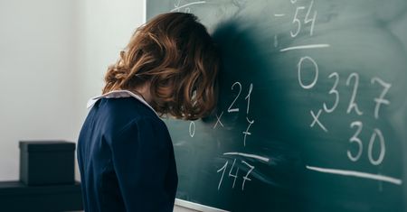 Te znaki nie radzą sobie z nauką. W szkole wolą łobuzować