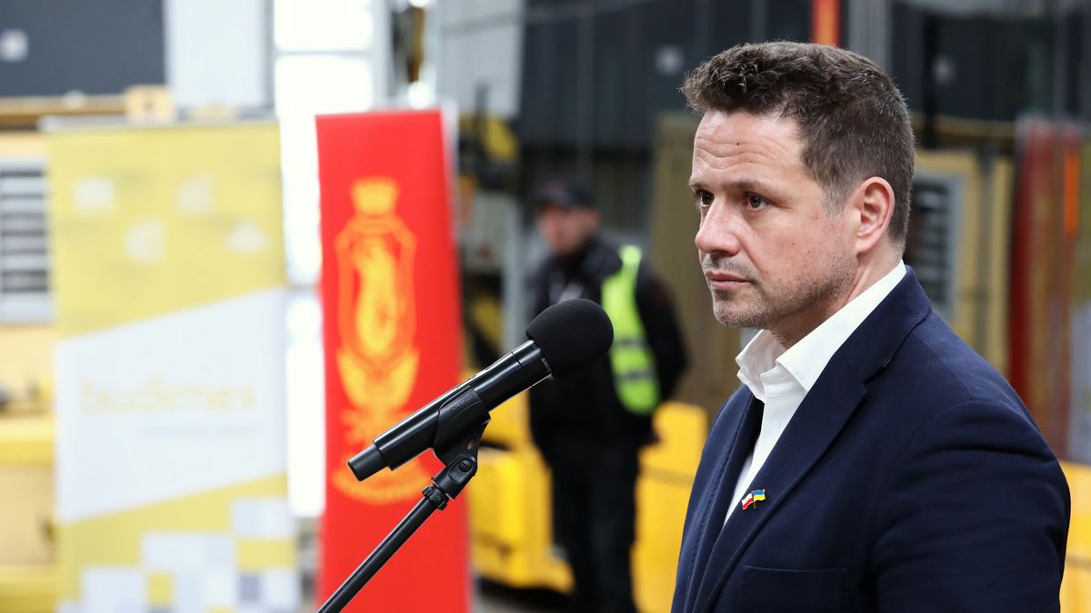 Warszawa, 29.03.2022. Prezydent Warszawy Rafał Trzaskowski wziął udział konferencji prasowej w siedzibie Zajezdni Tramwajowej Wola przy ul. Siedmiogrodzkiej w Warszawie, 29 bm. Spotkanie dotyczyło budowy linii tramwajowej do stołecznego Wilanowa. (aldg) PAP/Tomasz Gzell