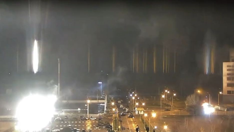 Pożar na terenie Zaporoskiej Elektrowni Jądrowej. Kadr z wideo zamieszczonego na Twitterze