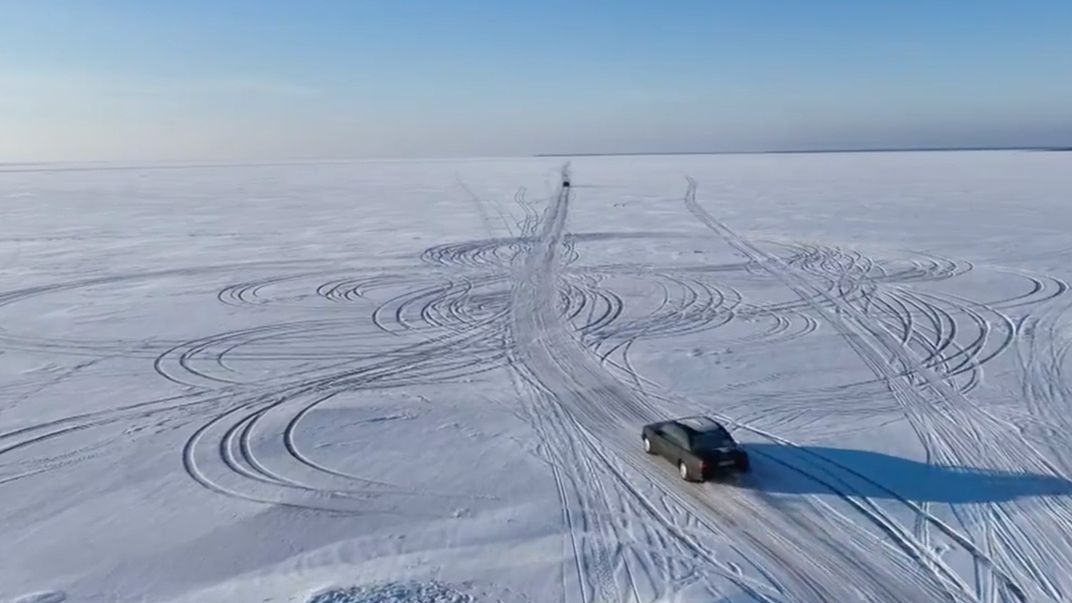 Samochód na lodowej drodze w Estonii (@ETV)
