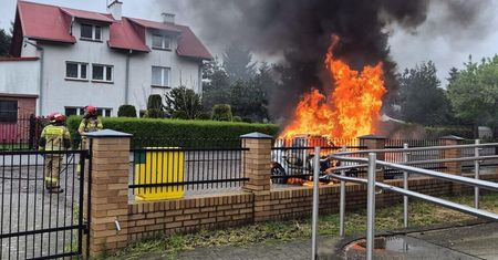 O krok od tragedii na Hajdowskiej. Policjant wyciągnął 40-latka z płonącego auta!