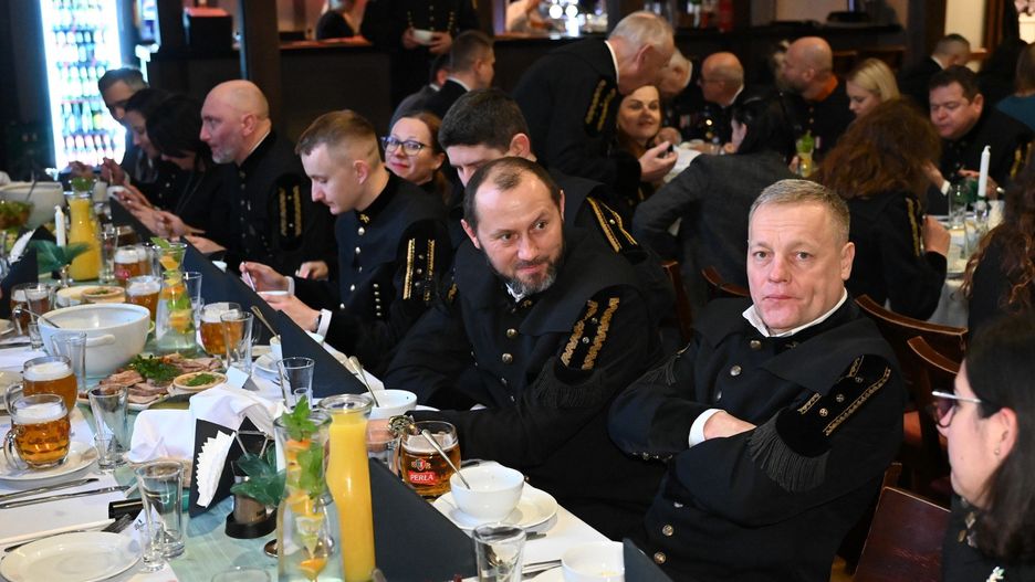 Górnicy podczas Barbórkowej Biesiady w Plejadzie w Kielcach - wspólne świętowanie po pochodzie