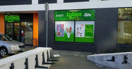 Kawa, hot-dogi, coca-cola i piwo po 2 złote? Żabka dementuje