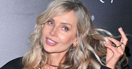 Agnieszka Woźniak-Starak wygrzewa się na jachcie, odsłaniając DŁUGIE NOGI w kostiumie kąpielowym