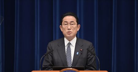 Premier Japonii rozmawiał z Putinem. "Sprzeciwiamy się siłowej zmianie status quo"