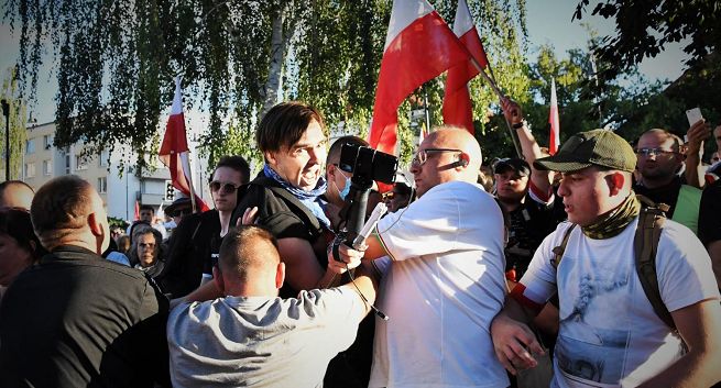 Dziennikarz OKO.press atakowany na Marszu Powstania Warszawskiego (wideo)