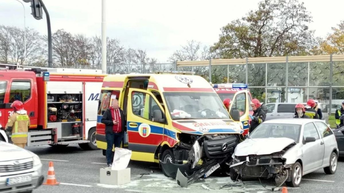 Wypadek karetki i osobówki w Łodzi 