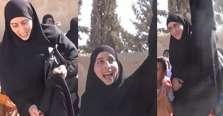 Kobiety z miasta odbitego z rąk ISIS publicznie palą burkę