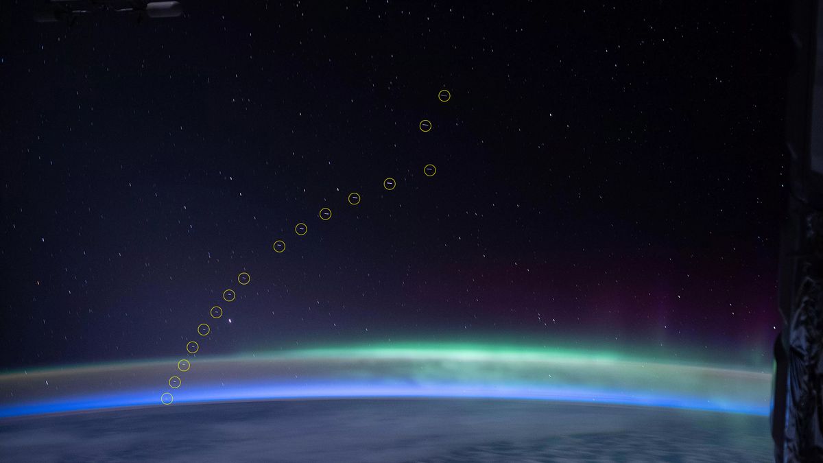 Starlink nad zorzą polarną. Niesamowite zdjęcia satelitów z ISS 1