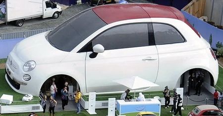 Gigantyczny Fiat 500C stoi już w Londynie