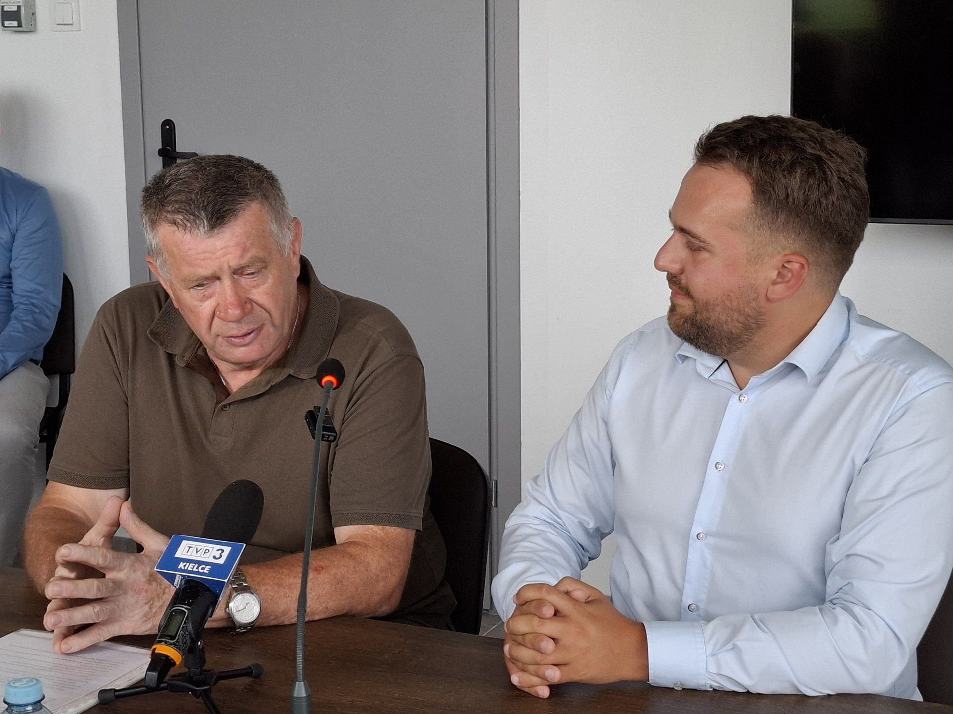 Klub piłkarski Star Starachowice pozyskał nowych sponsorów. Na zdjęciu: Mirosław Świrta - prezes Staru i prezydent Starachowic Marek Materek.