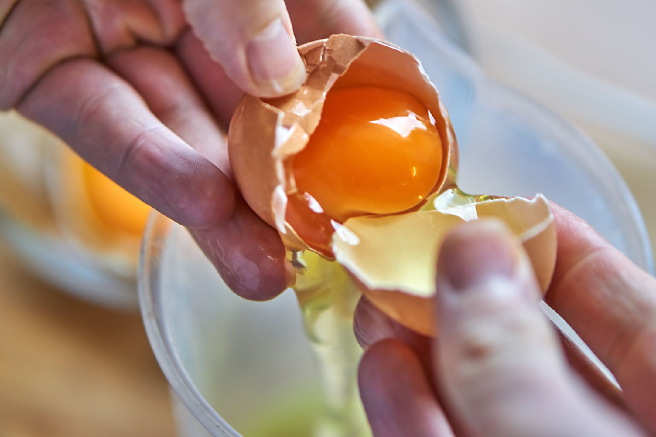 EggSeparate egg yolks and egg whitesTomekbudujedomek