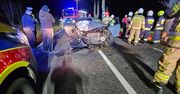 Janczewo: Kierujący volvo roztrzaskał auto o drzewo