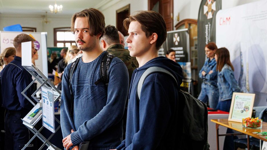 Osoby pracujące w wieku 15-34 lata stanowiły w 2024 r. 59,8 proc. ogółu ludności w tej grupie wieku, wskaźnik zatrudnienia dla osób młodych był zatem wyższy (o 3,0 p. proc.) od notowanego dla całej badanej populacji osób w wieku 15-89 lat (56,8 proc.). fot. ilustracyjne/archiwalne W. Wojtkielewicz/ Polska Press