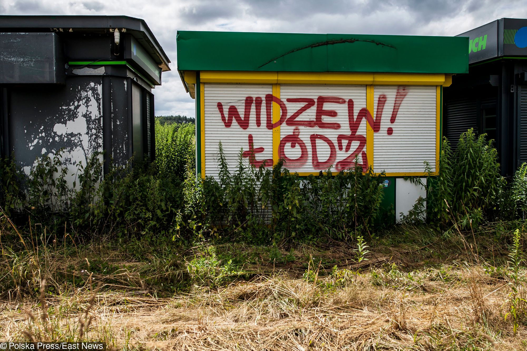 Niezwykłe miejsce pod Łodzią. Cmentarzysko i parking kiosków Ruchu 3