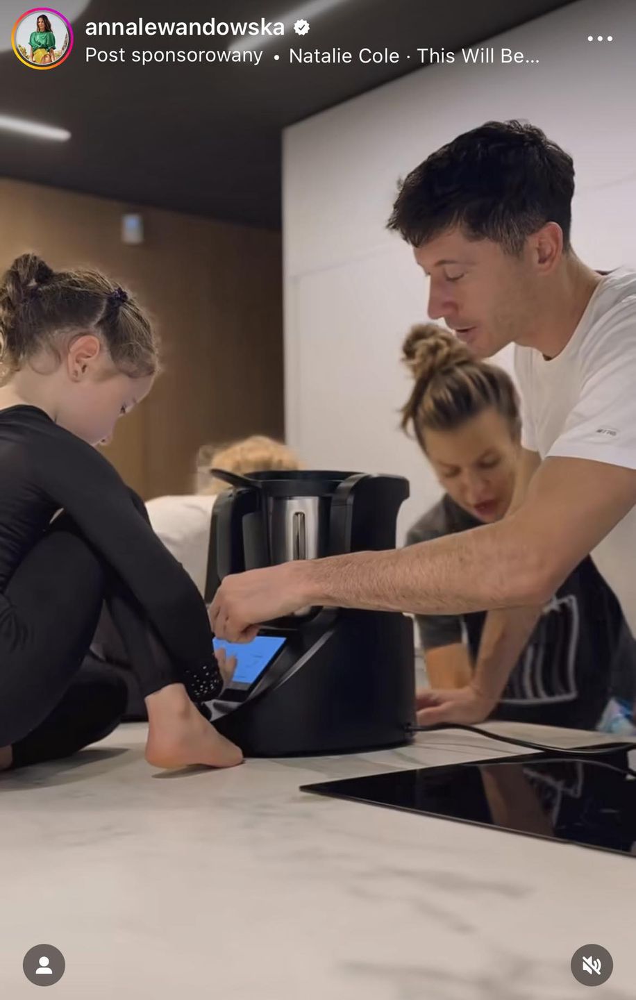 Lewandowscy pieką ciasteczka z Klarą i Laurą