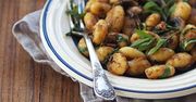 Gnocchi z wiosennym zielskiem, pieczarkami i pesto. Z ogrodu na talerz