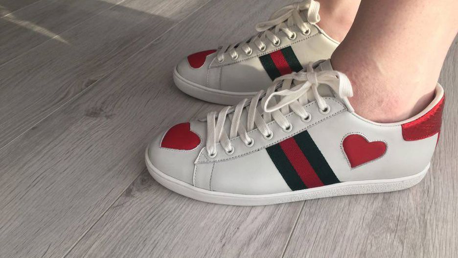Podróbki sneakersów Gucci za 400 zł, oryginalne kosztują ponad 2 tysiące zł.