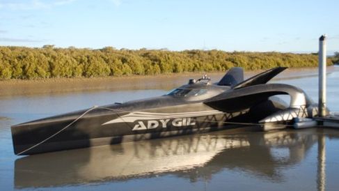 Niewidzialny (prawie) dla radarów trimaran zapoluje na wielorybników (wideo) 1