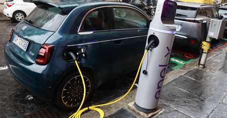 Nie chcą elektryka, wracają do silnika spalinowego. Są przecieki