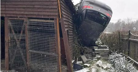 Samochód zawisł na dachu budynku. Kierowca w szpitalu