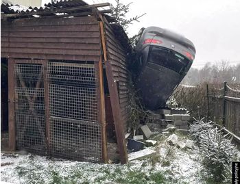 Samochód zawisł na dachu budynku. Kierowca w szpitalu