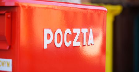 Poczta mówi "stop" przesyłkom z towarami do USA. Jest komunikat. W tle decyzja Trumpa