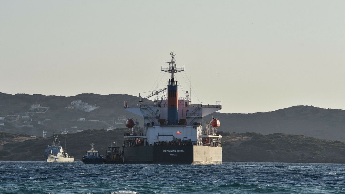 Migranci z Libii na Krecie
Mandatory Credit: Photo by Nicolas Koutsokostas/Shutterstock (15393968c)
The bulk carrier Messinian Spire carrying 520 migrants from Libya which were rescued south of Crete arrives at the Port of Lavrio.
Migrants from Libya arrive at the Port of Lavrio, Greece - 10 Jul 2025
Koutsokostas/Shutterstock