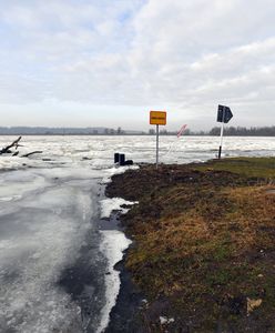 Pogoda. Ryzykują życie na lodzie. To może się źle skończyć