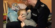 Interwencja policji wyciska łzy z oczu. Policjant utulił 3-latka do snu