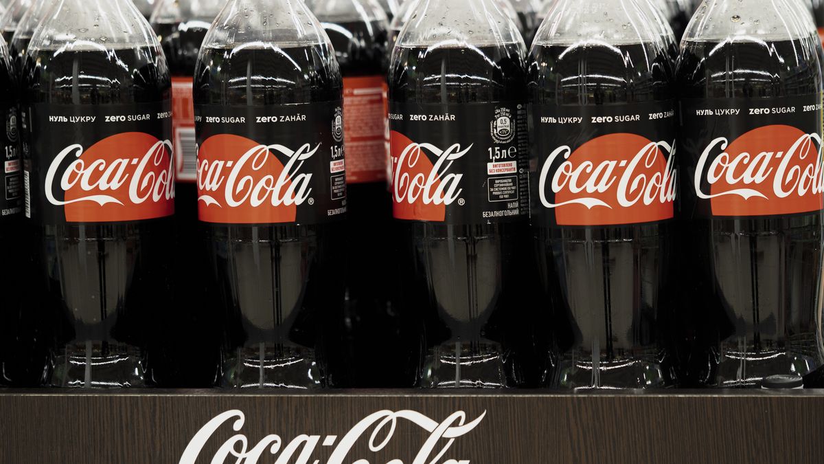 KIEV, UKRAINE - 2020/01/07: Coca Cola zero seen in a store shelf. (Photo by Igor Golovniov/SOPA Images/LightRocket via Getty Images)