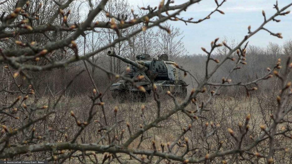 Wojna w Ukrainie rok 2024
In this photo taken from video released by Russian Defense Ministry Press Service on Tuesday, April 9, 2024, A Russian Army Msta-S, 152.4 mm self-propelled howitzer moves to a position near the border with Ukraine in the Belgorod region of Russia, to fire toward Ukrainian troops. (Russian Defense Ministry Press Service via AP)