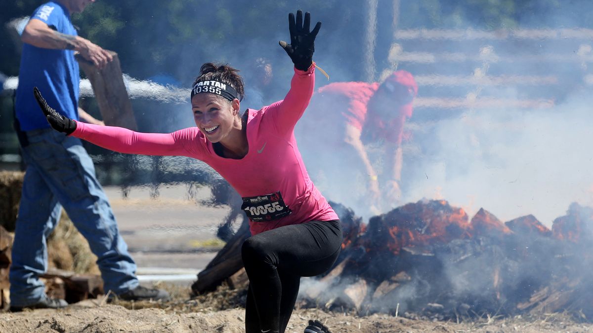Silne psychicznie osoby nie boją się wyjścia ze swojej strefy komfortu. Nie ma znaczenia, czy dyskomfort wiąże się z odciskiem podczas biegania, czy zrobieniem czegoś mniej oczekiwanego. Na zdjęciu: uczestniczka Reebok Spartan Race tuż po skoku przez płonącą przeszkodę