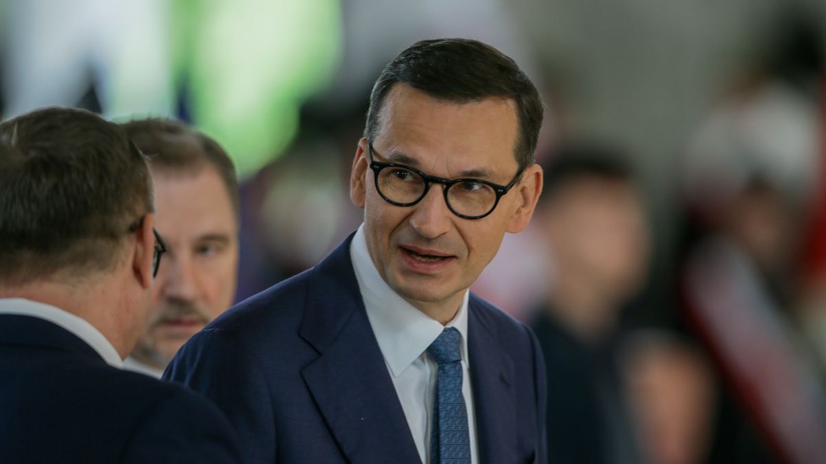 Jastrzębie-Zdrój, 03.09.2023. Prezes Rady Ministrów Mateusz Morawiecki podczas mszy świętej, sprawowanej w kościele pw. NMP Matki Kościoła w Jastrzębiu-Zdroju, 3 bm. Rozpoczęły się uroczyste obchody 43. rocznicy podpisania Porozumienia Jastrzębskiego. (amb) PAP/Zbigniew Meissner