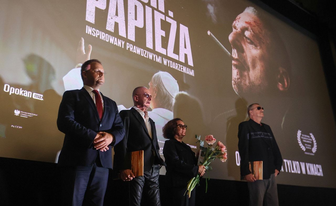 Rzeszów: Bogusław Linda i Władysław Pasikowski na premierze filmu "Zamach na papieża"