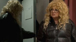 Magda Gessler wpadła na "Kuchenne rewolucje" i... POCAŁOWAŁA KLAMKĘ. "Pierwszy raz mnie to spotkało" (WIDEO)