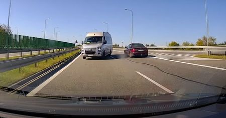 Busem z dziećmi pod prąd na S7. Na nagraniu widać, jak niewiele zabrakło do tragedii