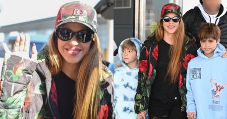 Shakira odziana w czerwone róże ROZDAJE UŚMIECHY na lotnisku w Nowym Jorku. Towarzyszyli jej synowie (ZDJĘCIA)