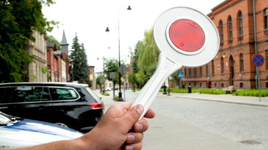 Zdjęcie ilustracyjne. Policja, kierowanie ruchem, lizak