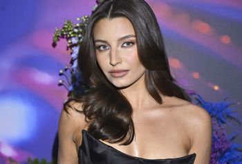 Wskoczyła w rajstopy i krótkie szorty. Ale hitem jest ta marynarka