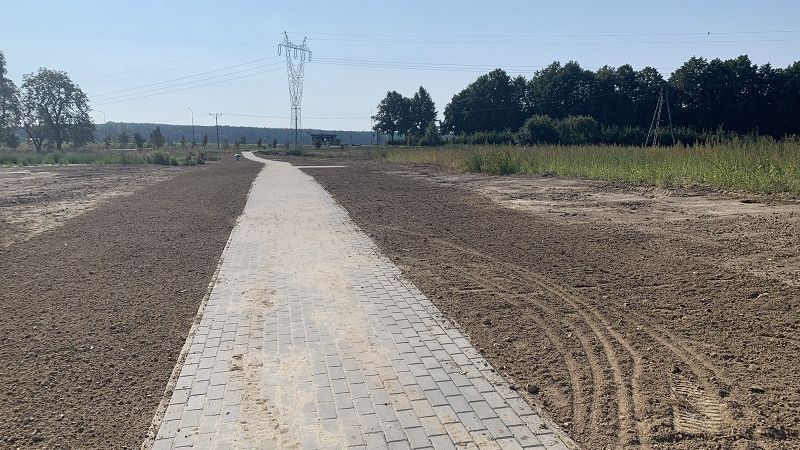 Chodnik z pętli autobusowej przy ul. Żeglarskiej nad Zalew Zemborzycki