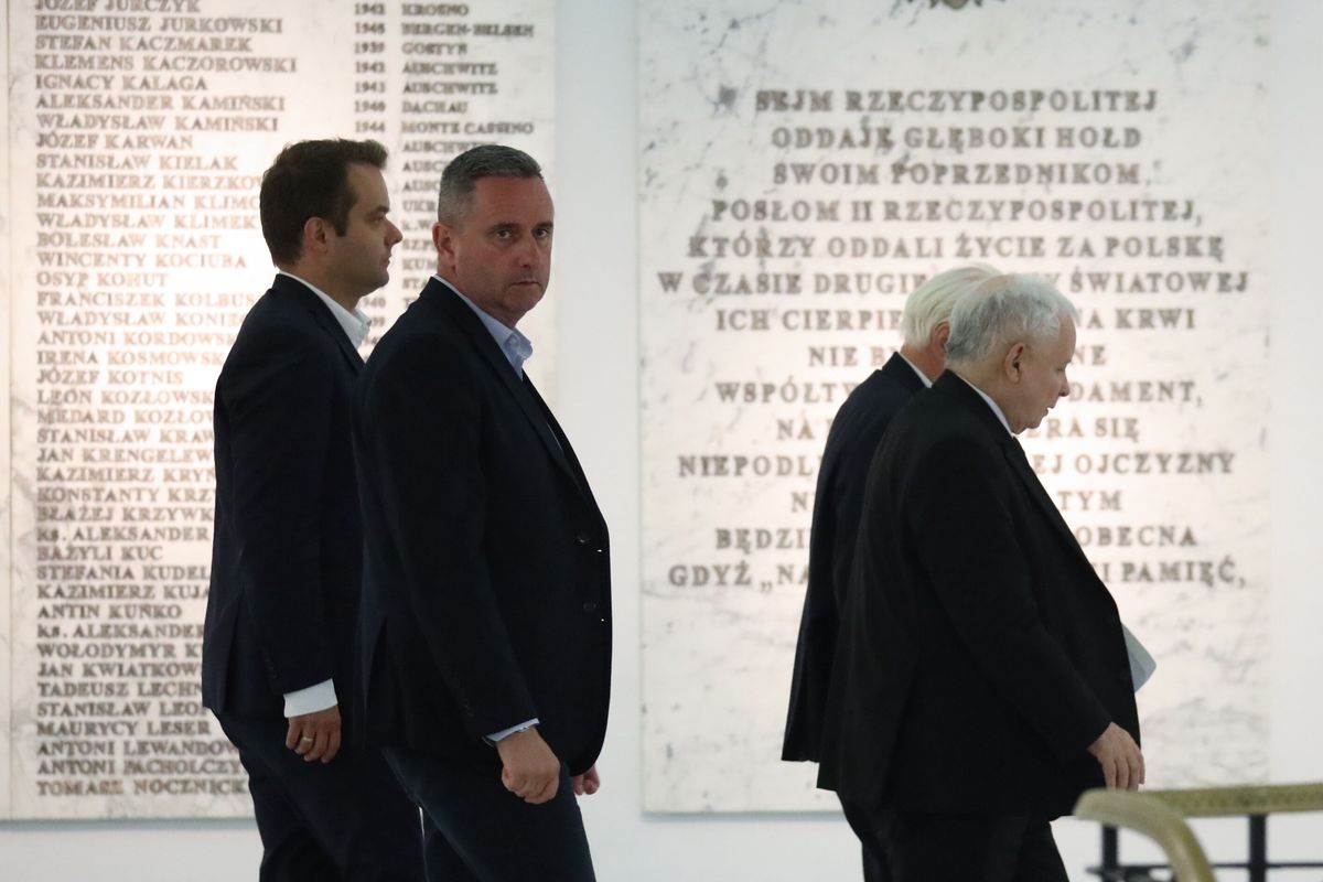 Jarosław Kaczyński i Rafał Bochenek w Sejmie