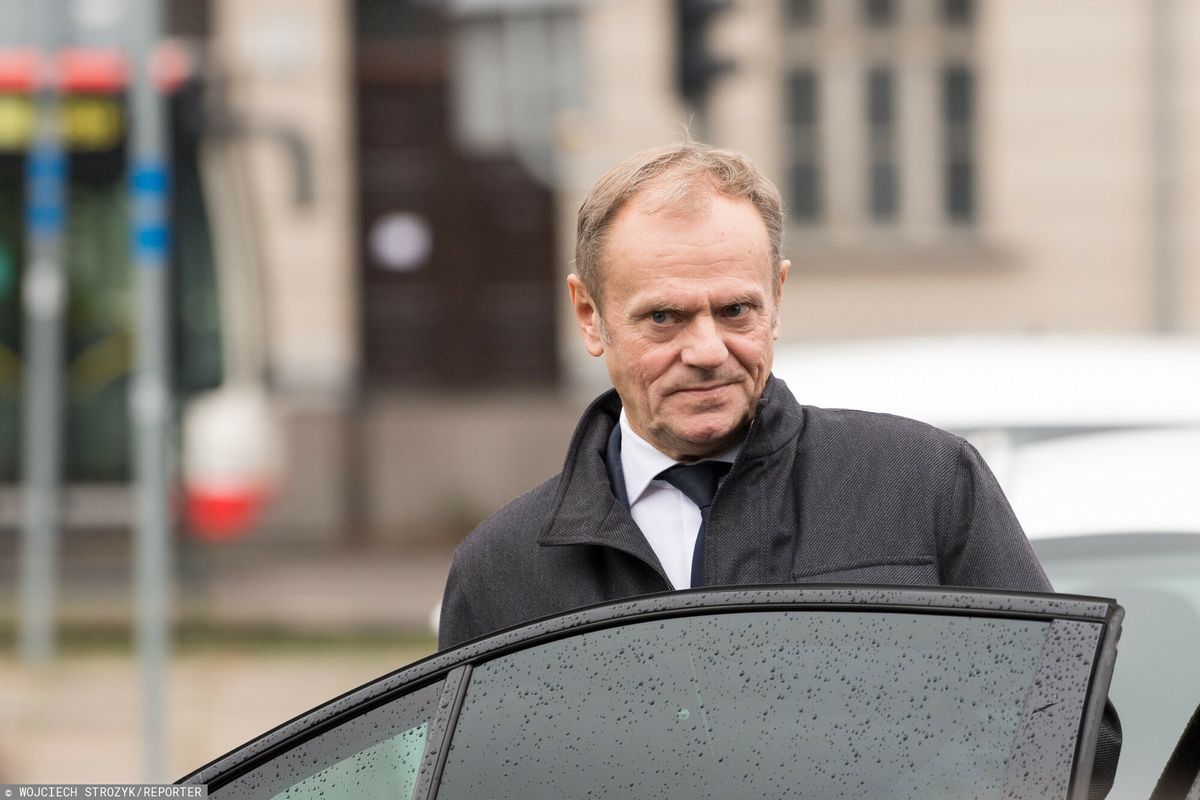 Donald Tusk stracił prawo jazdy w partyjnym aucie. Auto należy do partii 