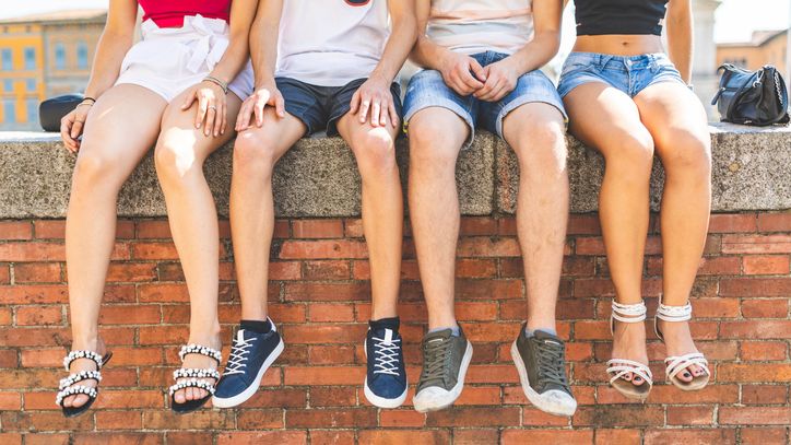 Zakaz noszenia krótkich spodenek. Powód? Dziewczynki rozpraszają kolegów