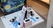 Rzeszów: Za nami akcja charytatywna dla Krzysztofa Stanio w Galerii. Marcin Florczak zagrał na skrzypcach, a na jego fraku powstał obraz