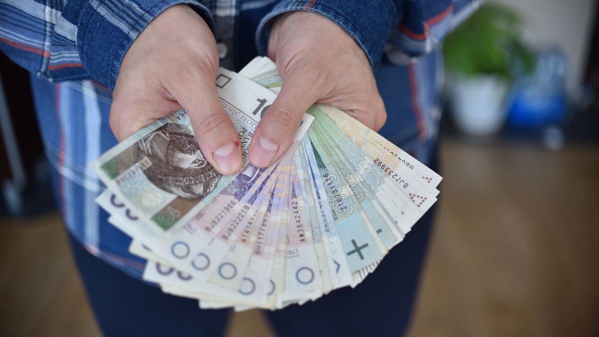 Bartlomiej Magierowski
pensja, inflacja, gospodarka, ekonomia, wydatki, zakupy, banknot, trzyma, planowanie, liczy, budżet domowy, wydatek, rachunki, gospodarcza, sytuacja, bank, bogactwo, waluta, finanse, banknoty, powodzenie