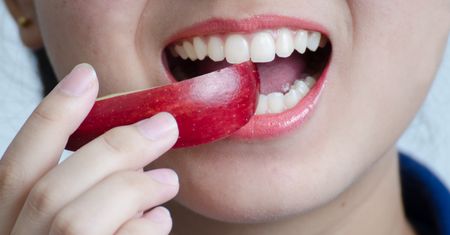10 produktów, od których żółkną zęby