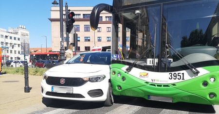 Bolt zderzył się z trolejbusem na skrzyżowaniu w centrum Lublina. Są poszkodowani