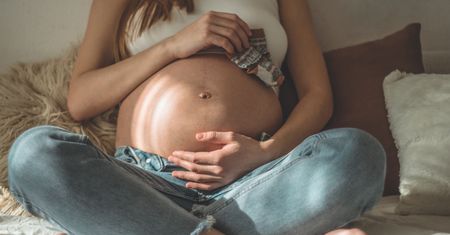 Spojrzała na swój ciążowy brzuch. Nie mogła uwierzyć w to, co zobaczyła