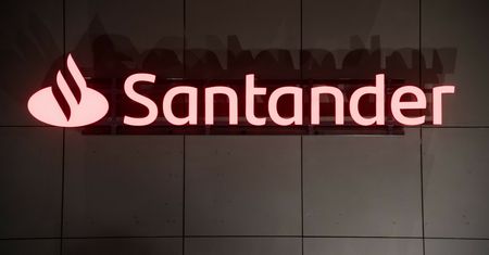 Santander wprowadza "aktywne linki" w SMS-ach i mailach. Eksperci: to poważny błąd